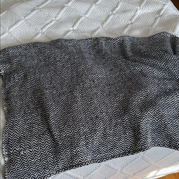 Black and White Women's Ruana (Tejido Collective) - Picture 3 of 4